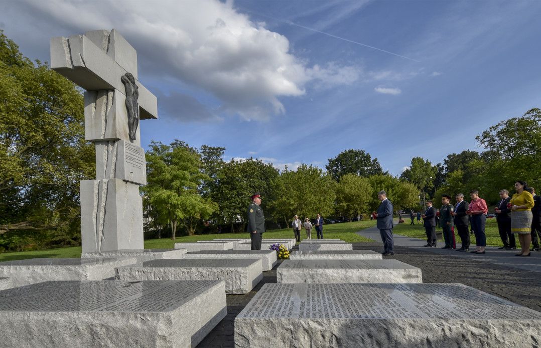 Порошенко на колінах вшанував пам'ять жертв Волинської трагедії (фото)