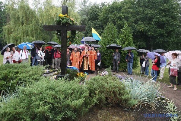 Олена Теліга: до 110-ї річниці поетеси у Бабиному Яру встановили хрест