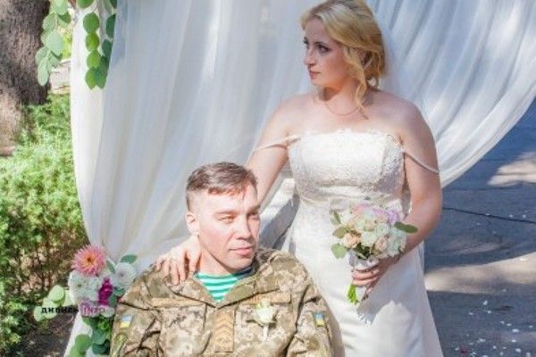 Військове весілля в шпиталі: у Львові паралізований боєць одружився з луганчанкою