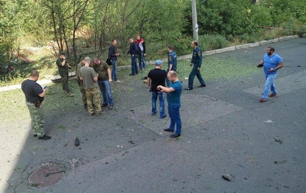 У центрі Донецька біля будинку "Мотороли" чоловіка розірвало на шматки