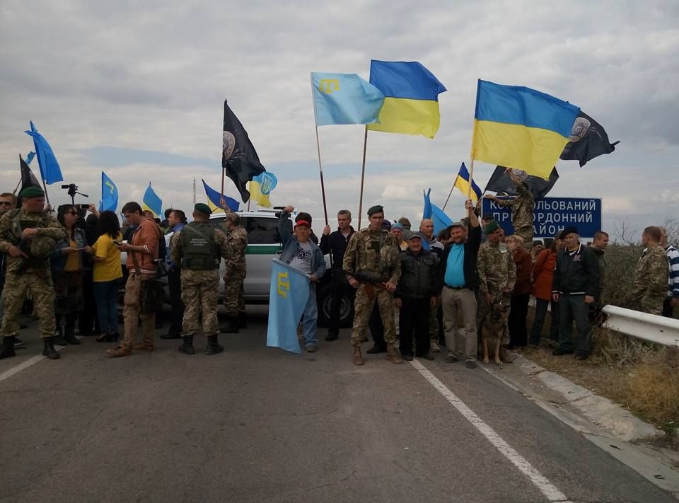 Річниця блокади Криму: на Чонгарі патріоти влаштували мирну ходу (фото)