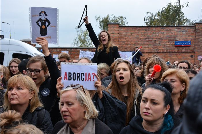 Жінки Польщі вийшли на "Чорний протест" проти заборони абортів (фото, відео)