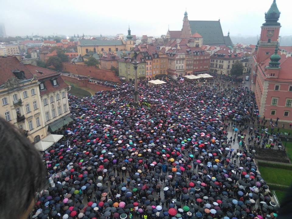 25 тисяч жінок у Варшаві протестують під дощем (фото, відео)