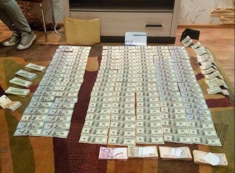 У судді з Дніпра НАБУ знайшло тисячі доларів, гривень і євро (фото)