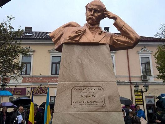 Кобзарів у світі побільшало: у Румунії відкрили пам’ятник Тарасу Шевченку
