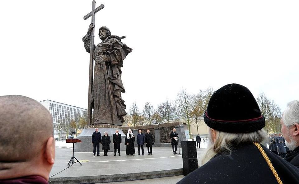 Путін відкрив у Москві пам'ятник Володимиру з мечем у руках
