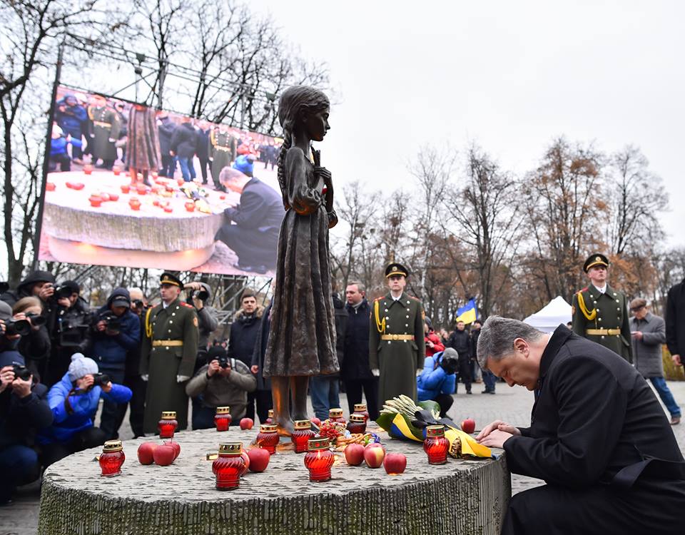 Порошенко став на коліна перед загиблими від Голодомору (фото)