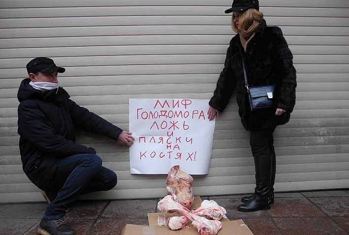 Москвич Дмітрій Захаров приніс на річницю Голодомору свинячу голову і кістки (фото)