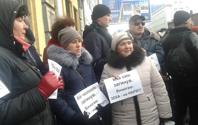 Родичі героїв Небесної сотні вимагають доставити Януковича в Україну