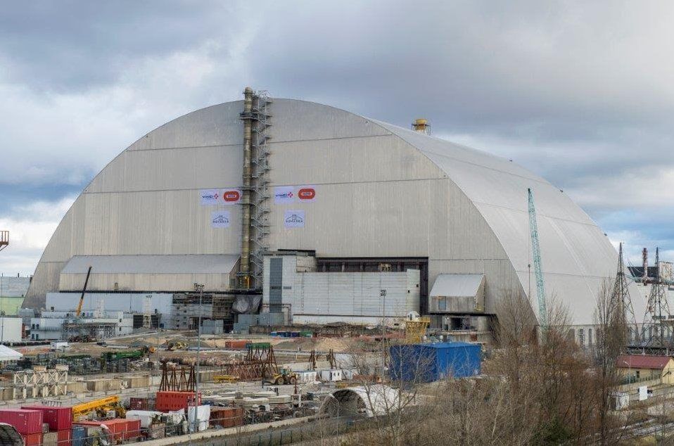 У Чорнобилі четвертий енергоблок накрили саркофагом на 100 років (фото)