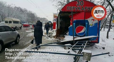 У Києві вантажівка знесла зупинку і перукарню (фото)