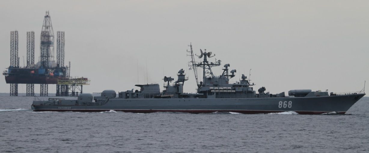 У Чорному морі зафіксували російських загарбників на бурових вишках і катері (відео)