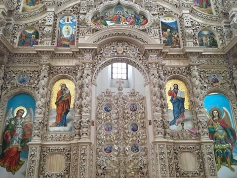 У Чернігові в Катерининській церкві встановили вражаючий дерев'яний іконостас (фото)