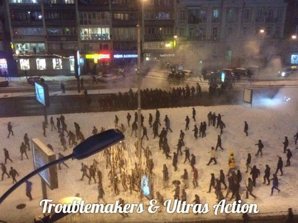 На Майдані в Києві фанати "Динамо" і "Бешикташа" влаштували масову бійку (фото, відео)