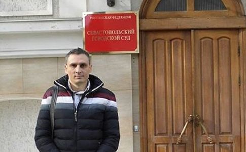 У Криму після обшуків і побиття ФСБ відпустила активіста Ігоря Мовенка