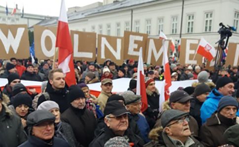 Політична напруга у Польщі зростає: міністр МВС звинуватив опозицію у спробі незаконного захоплення влади