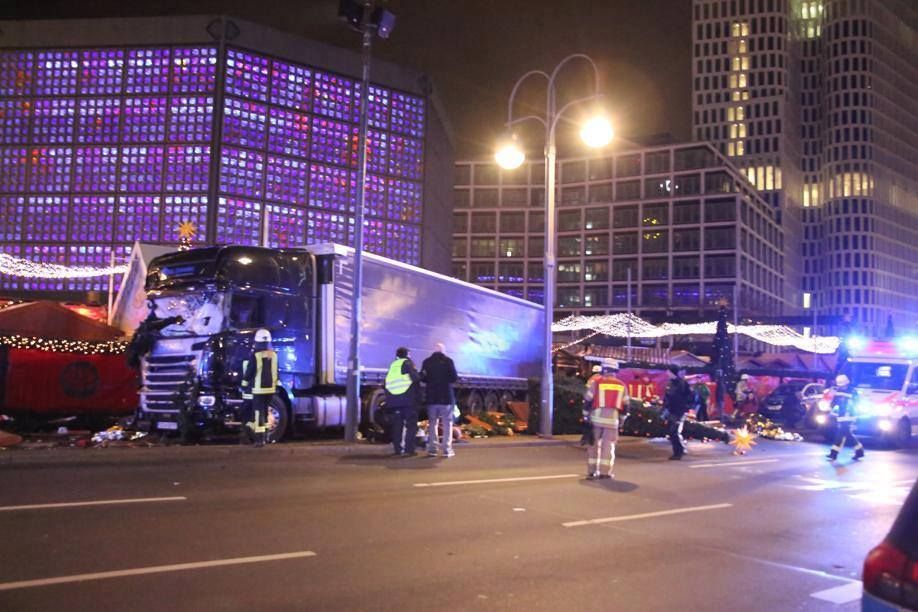 У Берліні терорист на вантажівці протаранив різдвяний ярмарок: є загиблі