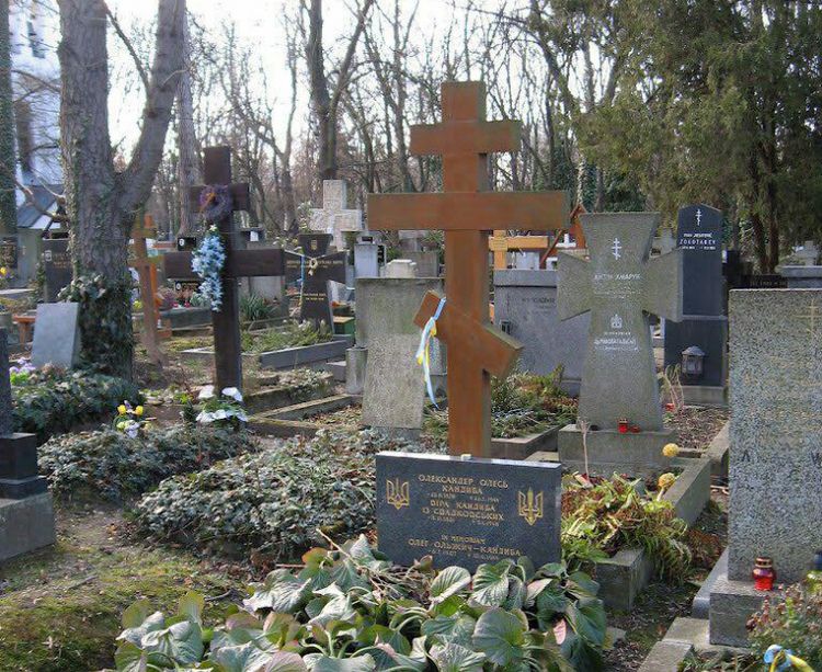 У могилі Олександра Олеся в Празі збираються поховати іншу людину