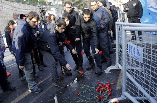 Сльози над Босфором: терориста з нічного клубу Стамбулу досі не знайшли