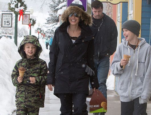 Новий рік — поодинці: Анджеліна Джолі відпочила з дітьми на гірськолижному курорті