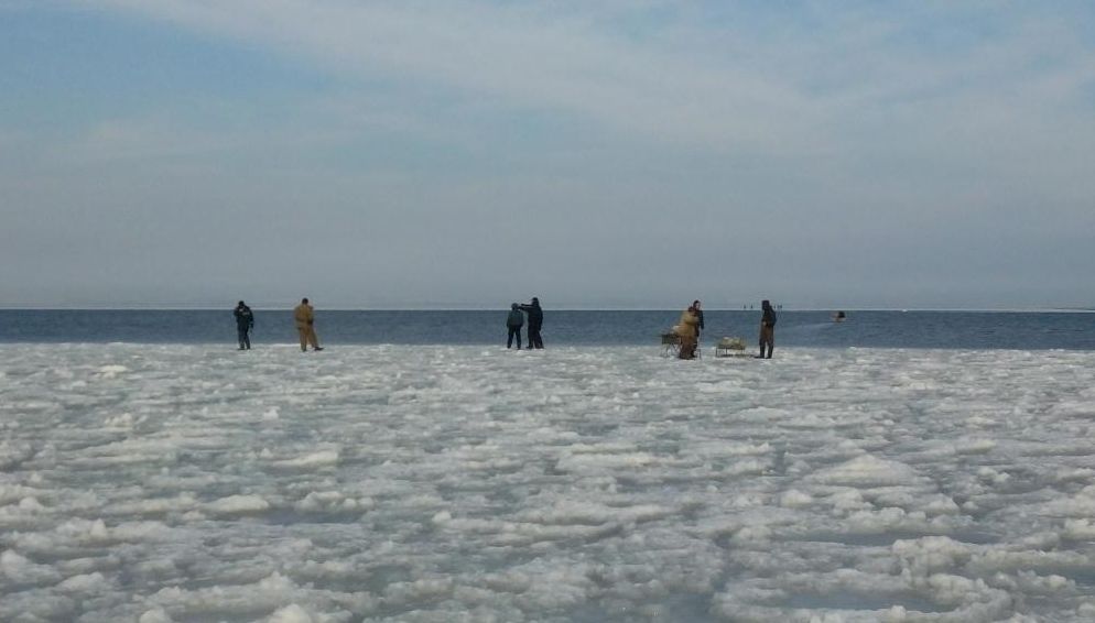 Крижина з 12 рибалками відкололася від берега в Каховському водосховищі