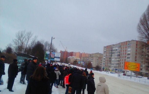 На Різдво у Львові замерзла більшість автобусів: на зупинках черги
