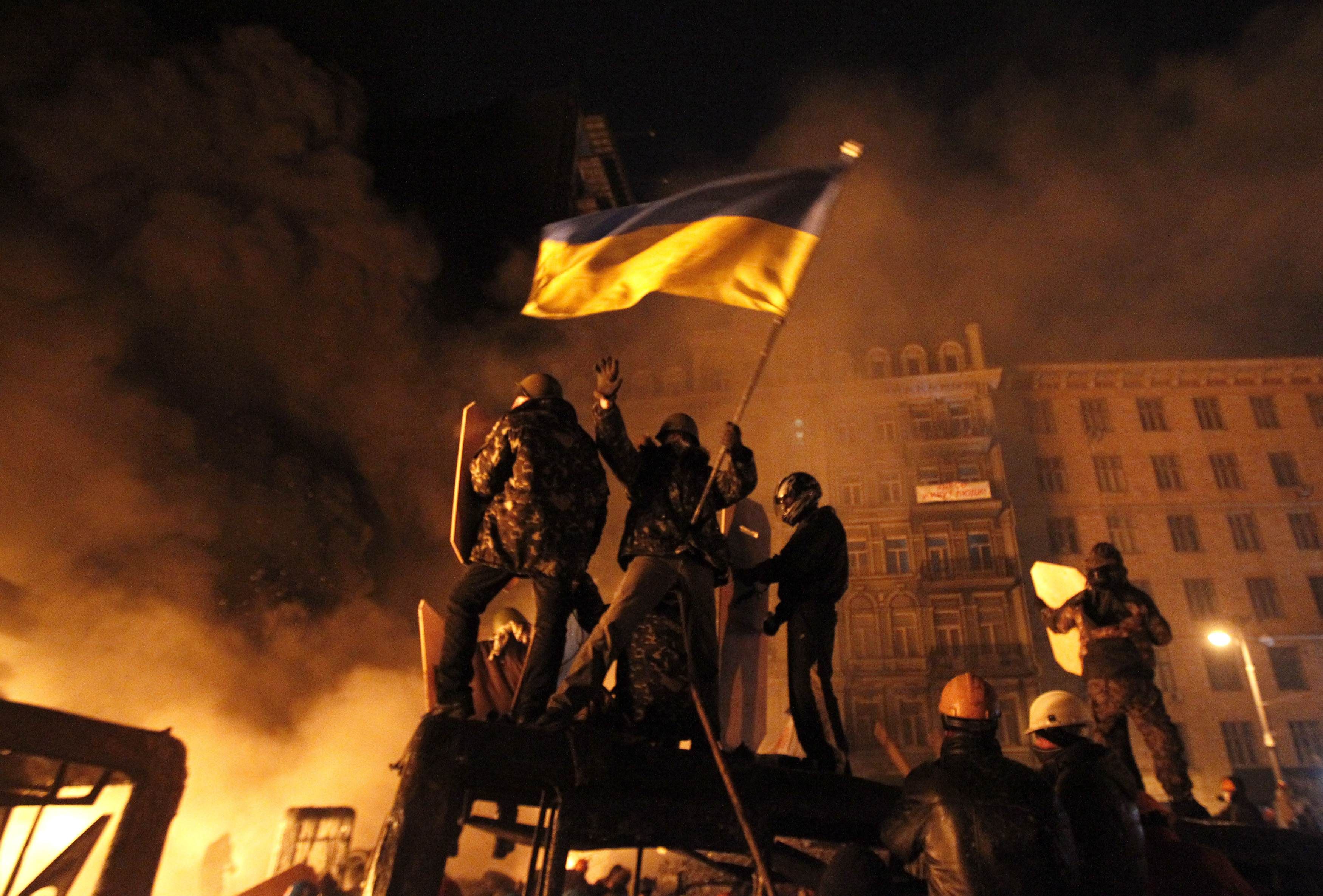 Третю річницю Вогнехреща у Києві «святкували» з бійками і палаючими шинами