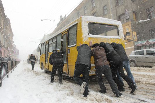 "Війна тарифів" у Києві: приміські "маршрутники" зменшили ціни на проїзд, столичні не здаються
