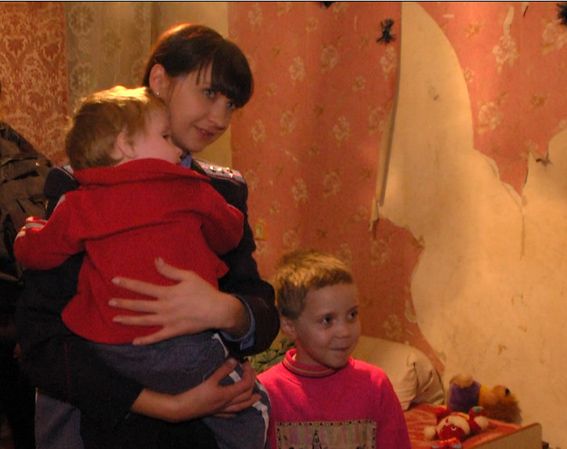 У Черкасах мати замкнула у квартирі трьох дітей без їжі (фото, відео)