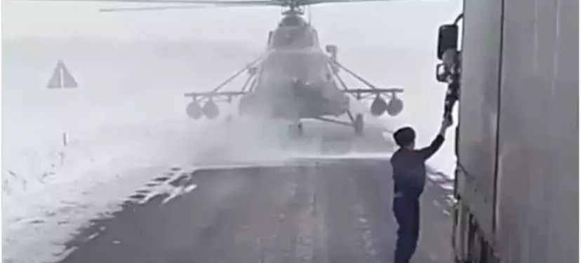 В Казахстані військовий вертоліт посадили на шосе, щоб запитати дорогу (відео)