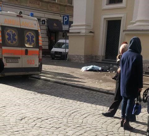 У центрі Львова жінка загинула від обвалу брили льоду з даху