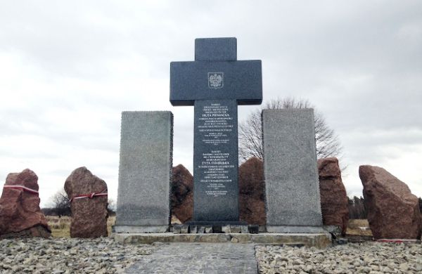 У Гуті Пеняцькій відновили сплюндрований меморіал загиблим полякам