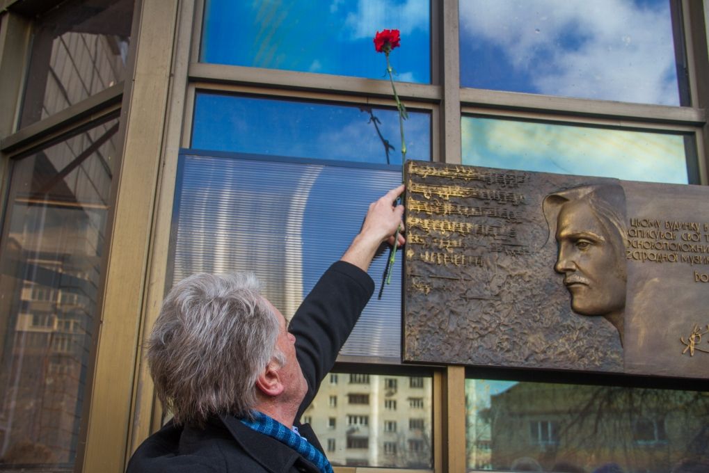 У Києві відкрили меморіальну дошку Володимиру Івасюку (фото)