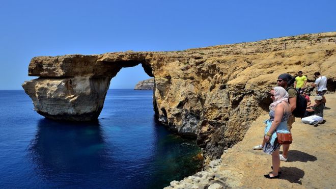 На Мальті обвалилася знаменита скеля «Лазурове вікно» (фото)