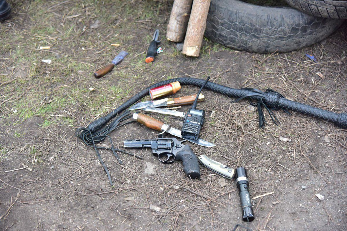 Зі зброї у блокадників на Донбасі був один АК, помпова рушниця, пістолет і мисливські ножі (відео)