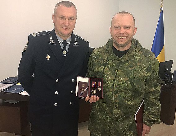 Порошенко нагородив орденом поліцейського Юрія Голубана за бійку з Парасюком