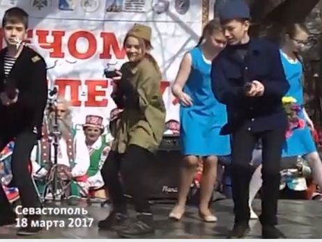 У Севестополі діти танцювали зі зброєю на концерті до річниці окупації Криму