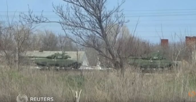 Біля кордону України зафіксували десятки російських танків (відео)