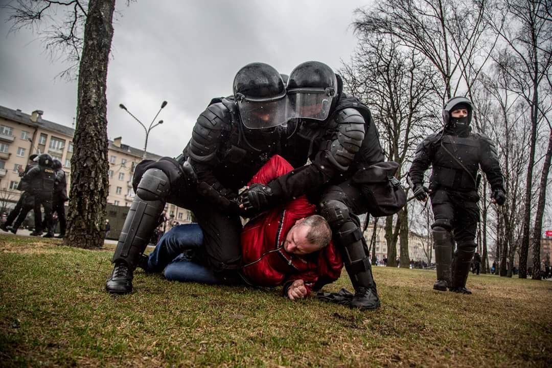 У Мінську жорстко затримали сотні протестувальників-недармоїдів (фото)