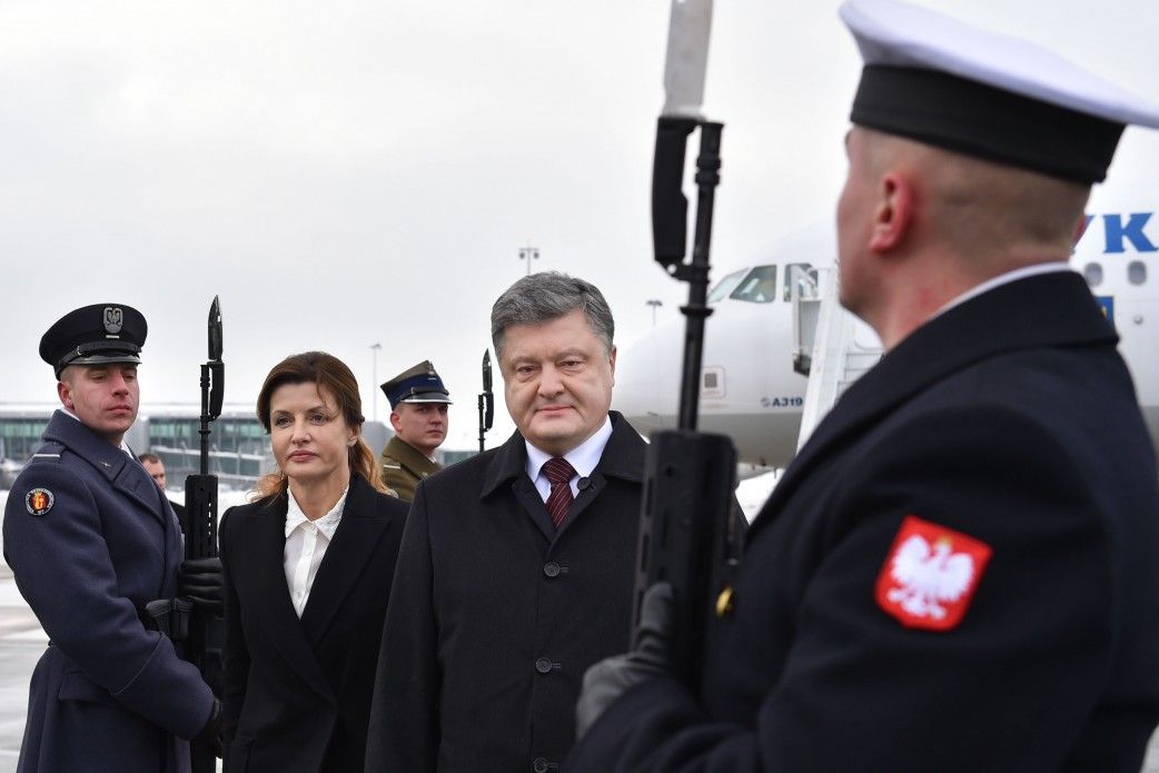 Через обстріл консульства в Луцьку поляки припиняють видачу віз в Україні