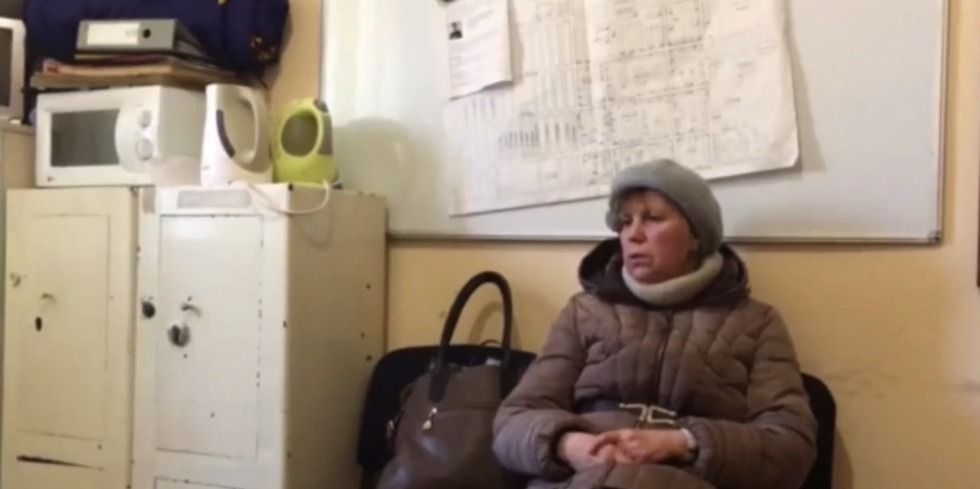 Учителька з Дебальцевого після прокльонів на адресу ЗСУ приїхала з окупації за пенсією (відео)