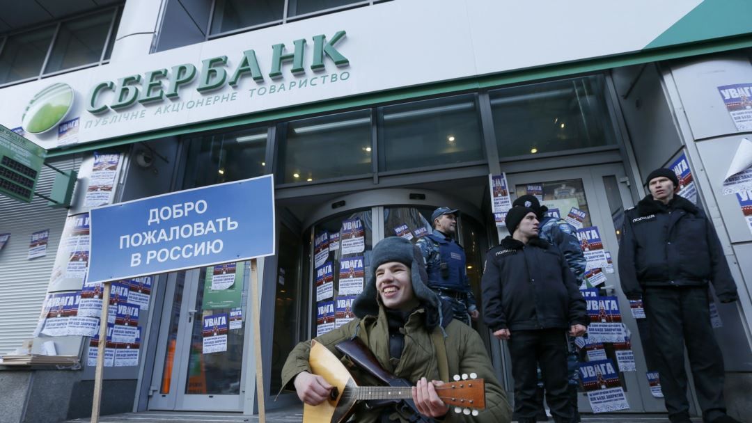 Сбербанк Росії тікає з українського ринку нарікаючи на націоналістів