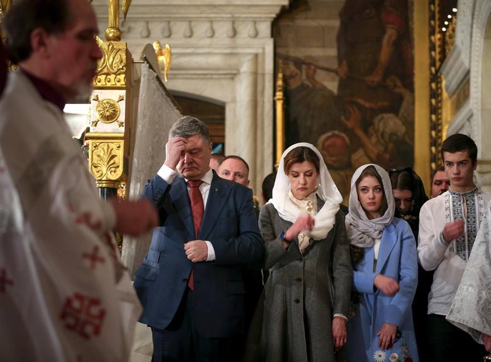 У Великодню ніч Петро Порошенко побував у Володимирському соборі і Лаврі (фото)