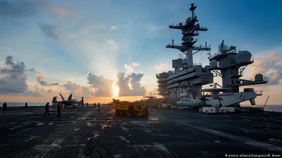 Китай і Росія шпигують за американським авіаносцем USS Carl Vinson