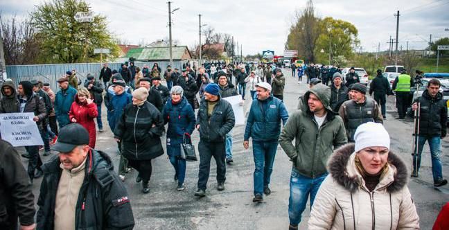 Під Кременчуком у натовп мітингувальників в’їхало авто: троє травмованих