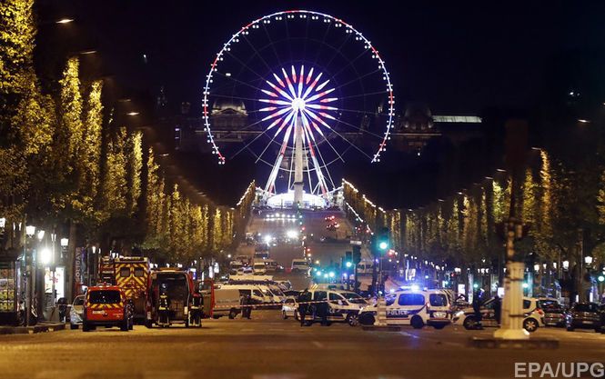В центрі Парижа терористи ІДІЛ застрелили поліцейського