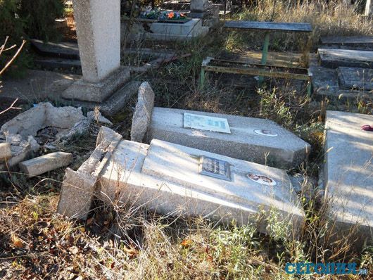 Нема життя і після смерті: у Києві масово розривають могили