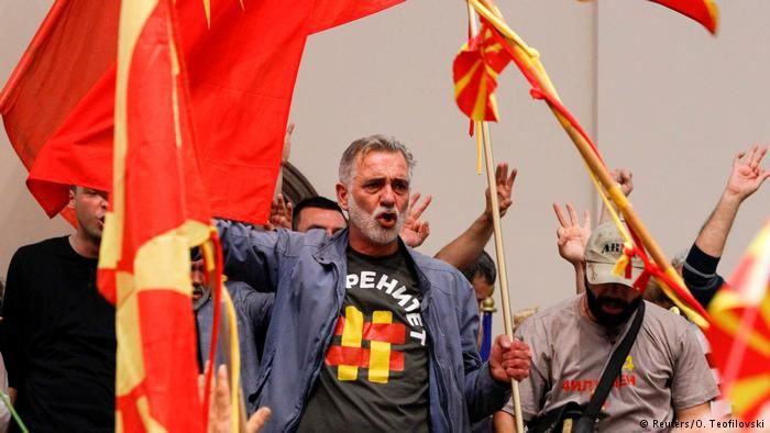 У Македонії прихильники екс-прем'єра Ніколи Груєвскі захопили парламент (відео)