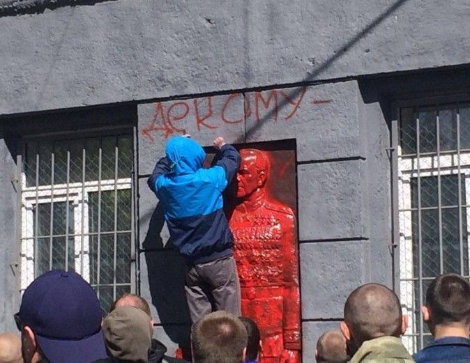 В Одесі пофарбували в червоне дошку маршалу Жукову (відео)