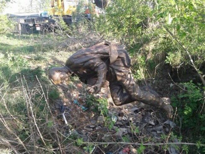 Пам'ятник Марку Бернесу знайшли у ямі на околиці Ніжина